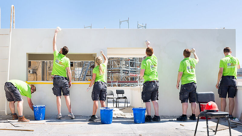Deutsch-isrealisches Handwerker-Team saniert die Fassade des Max Liebling Hauses in Tel-Aviv