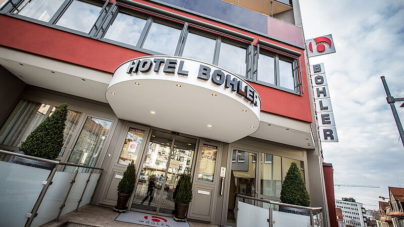 Hotel Böhler in Böblingen, bei Tag: Installation von Trockenbauelementen, Akustikdecken, Brandschutzeinrichtungen