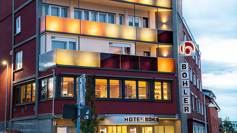 Hotel Böhler in Böblingen, bei Nacht: Installation von Trockenbauelementen, Akustikdecken, Brandschutzeinrichtungen